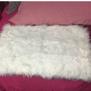 Fluffy white rug!